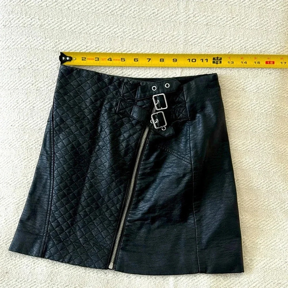 H&M Divided Faux Leather Mini Skirt Black Quilted Metal Zipper - Picture 1 of 4